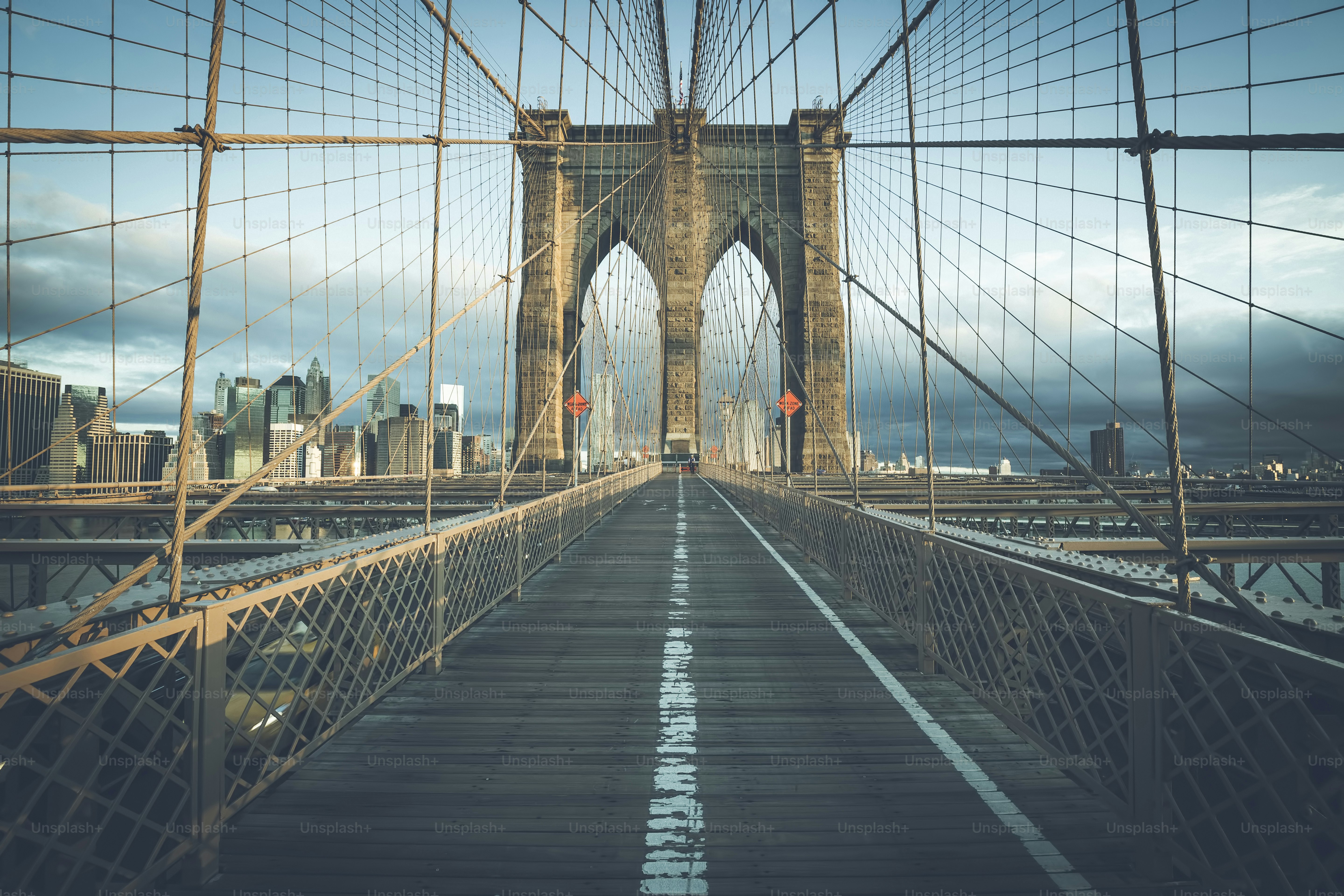 Di Jembatan Brooklyn yang terkenal di pagi hari, NYC.