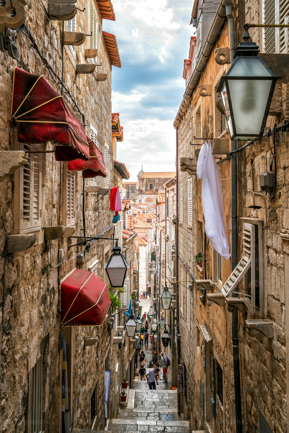 Famoso vicolo stretto della città vecchia di Dubrovnik in Croazia - destinazione di viaggio prominente della Croazia. La città vecchia di Dubrovnik è stata dichiarata Patrimonio dell'Umanità dall'UNESCO nel 1979.