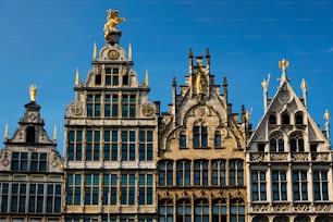 アントワープの16世紀の古い家屋の列、記念碑的なギルドハウス、マルクト広場のファサード。アントワープ、ベルギー、フランダース