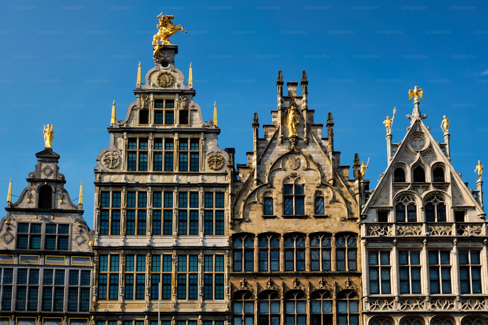 Hilera de casas antiguas del siglo XVI de Amberes, fachadas monumentales de casas gremiales en la plaza Grote Markt. Amberes, Bélgica, Flandes