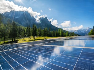 Painel de célula solar na paisagem do país contra o céu ensolarado e fundos de montanha. A energia solar é a inovação para a sustentabilidade da energia mundial. Recursos sustentáveis.