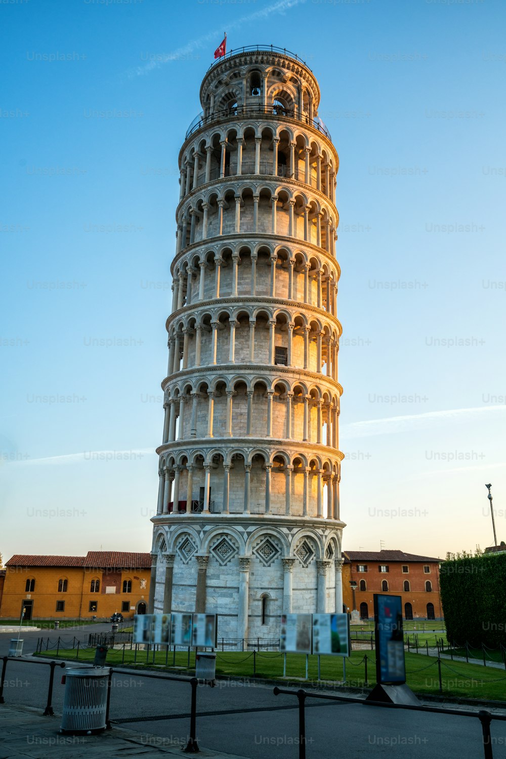 Torre Inclinada de Pisa em Pisa, Itália - Torre Inclinada de Pisa conhecida mundialmente por sua inclinação não intencional e famoso destino de viagem da Itália. Está situado perto da Catedral de Pisa.
