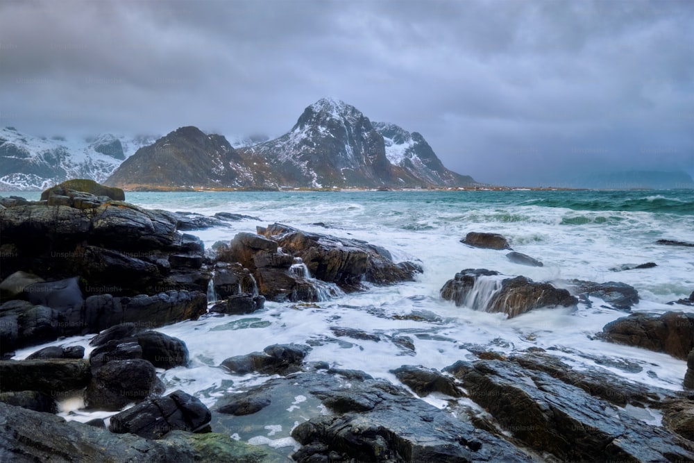 Felsenküste des Fjords des Norwegischen Meeres im Winter. Skagsanden Strand, Lofoten, Norwegen