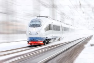Trem de alta velocidade se aproxima da plataforma da estação durante o dia de inverno em baixa visibilidade