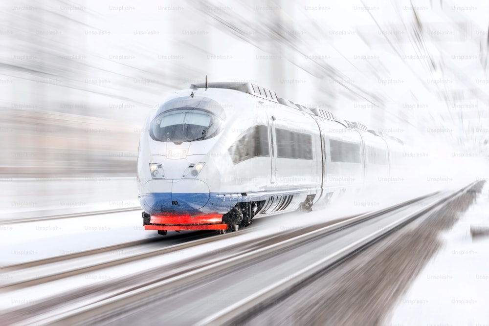 El tren de alta velocidad se acerca al andén de la estación en horario de invierno y con poca visibilidad