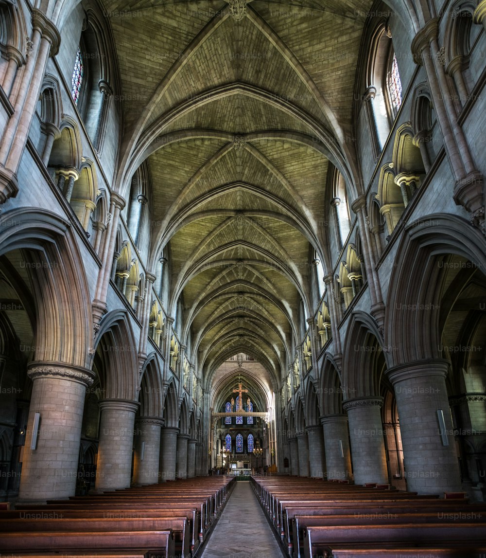 Vista interna da abóbada e da nave da Igreja Catedral de São João Batista em Norwich, um templo construído em 1882 que atualmente é a segunda maior catedral católica romana da Inglaterra.