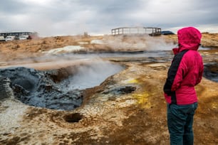 Une voyageuse se rend à Hverir en Islande. Hverir (en islandais : Hverarond) est une zone géothermique de Myvatn. C’est une destination célèbre près du lac Myvatn, Krafla, région nord-est de l’Islande, en Europe.