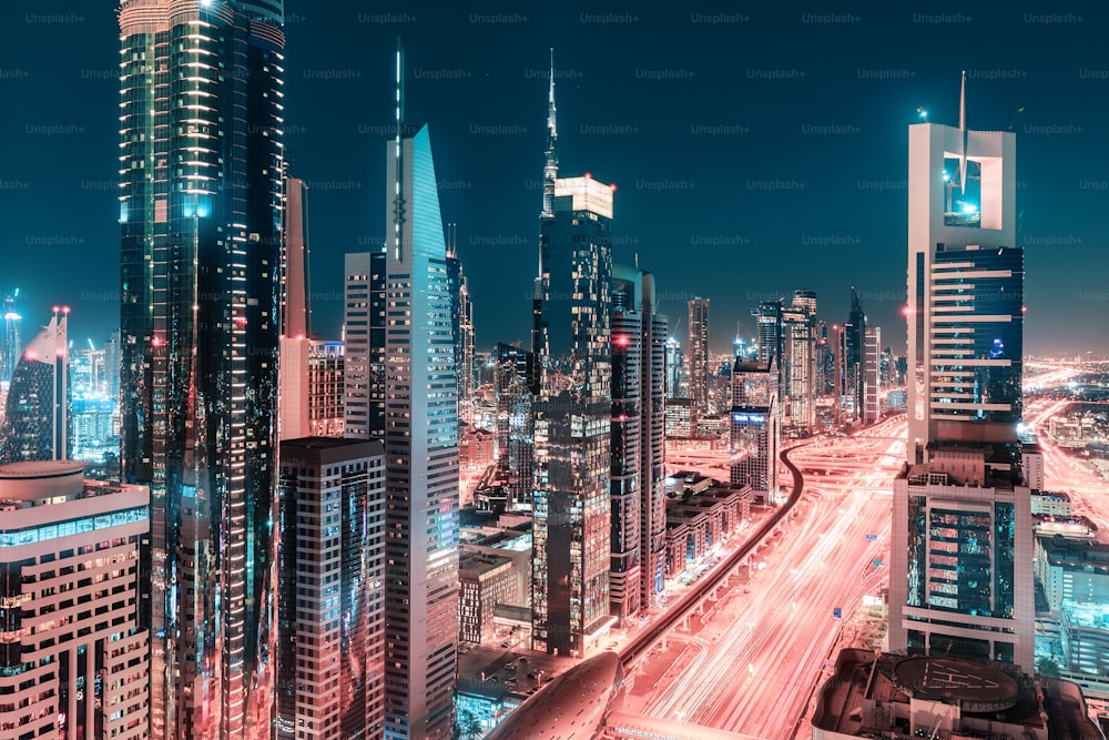 Vista notturna dello spettacolare paesaggio di Dubai con grattacieli e grattacieli sull'autostrada Sheikh Zayed. Destinazioni di viaggio globali e concetto immobiliare