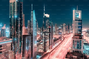 Nachtansicht der spektakulären Landschaft Dubais mit Hochhäusern und Wolkenkratzern am Sheikh Zayed Highway. Globale Reiseziele und Immobilienkonzept