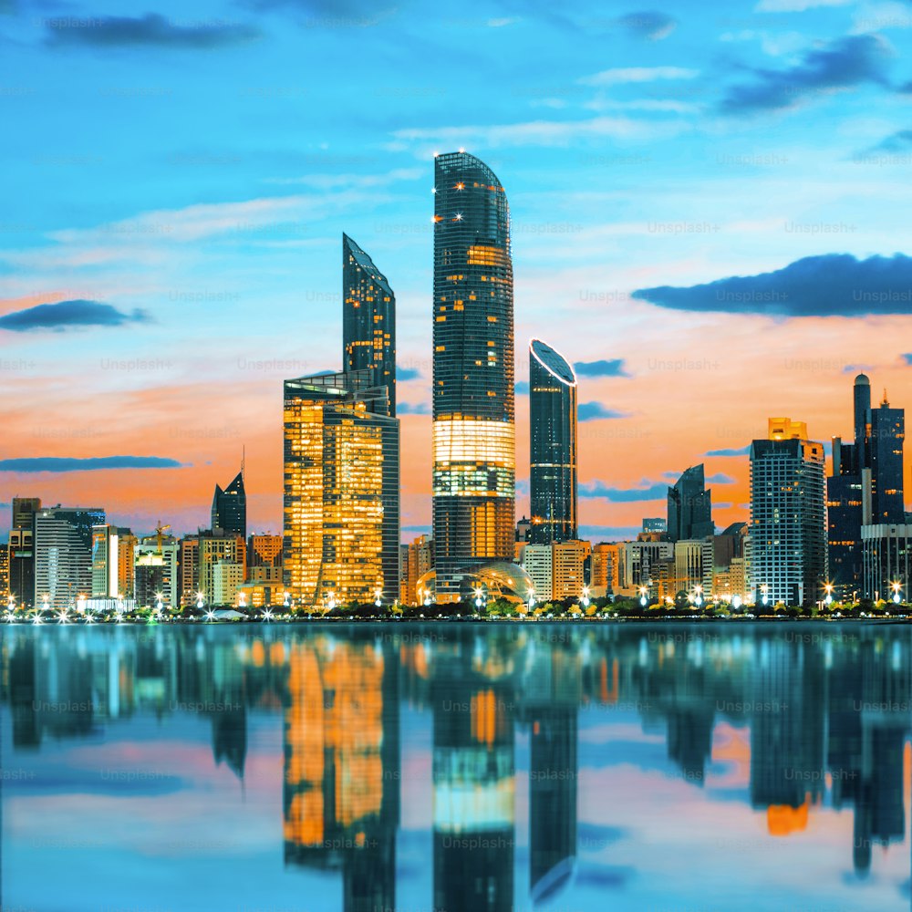 Ligne d’horizon d’Abu Dhabi au coucher du soleil, Émirats arabes unis