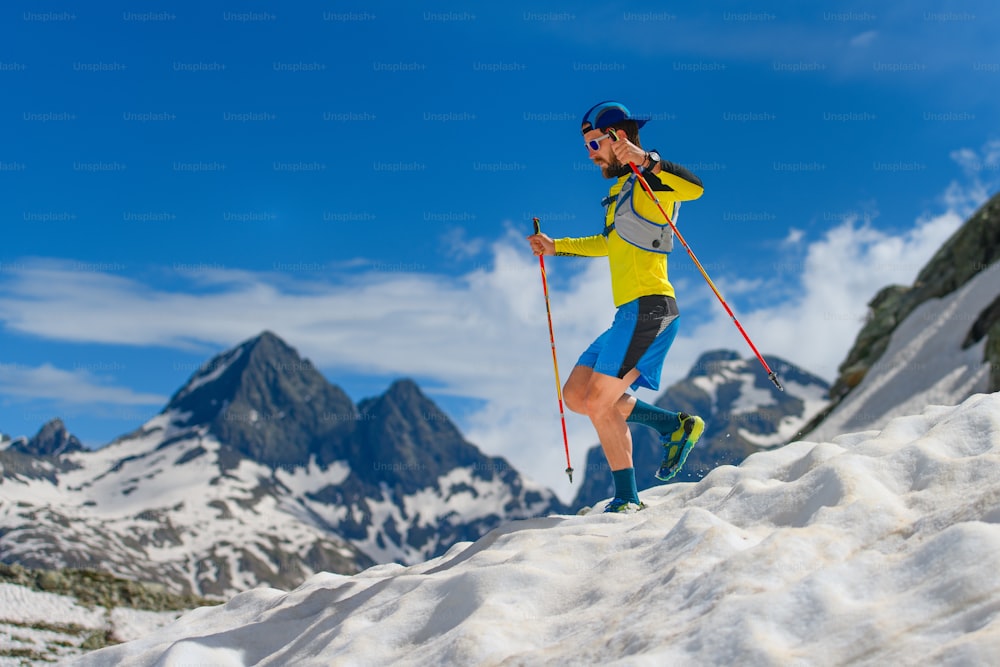 Practice skyrunning at high altitude on the snow during the descent
,