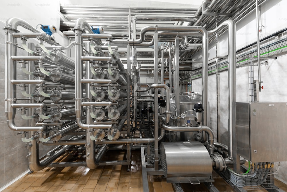 Details Vertriebssystem einer modernen Brauerei. Ausrüstung, Kabel und Rohrleitungen, wie sie im Inneren eines Industriekraftwerks zu finden sind. Warmwasser-Wärmespeicher. Gaskesselraum mit Heizung. Heizraum mit Heizung