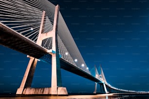 Pont Vasco da Gama à Lisbonne de nuit, Portugal