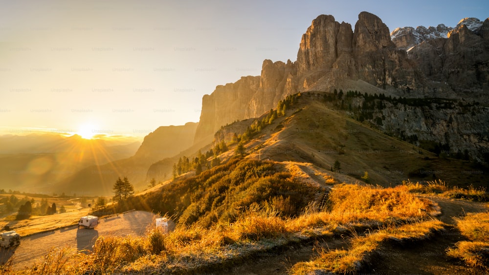 Dolomiten, Italien Landschaft am Grödnerjoch mit majestätischer Sellagruppe in nordwestlichen Dolomiten. Berühmtes Reiseziel für Abenteuer, Trekking, Wandern und Outdoor-Aktivitäten.