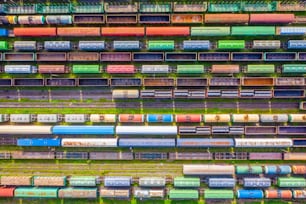 Treni merci composti da vagoni multicolori, veduta aerea