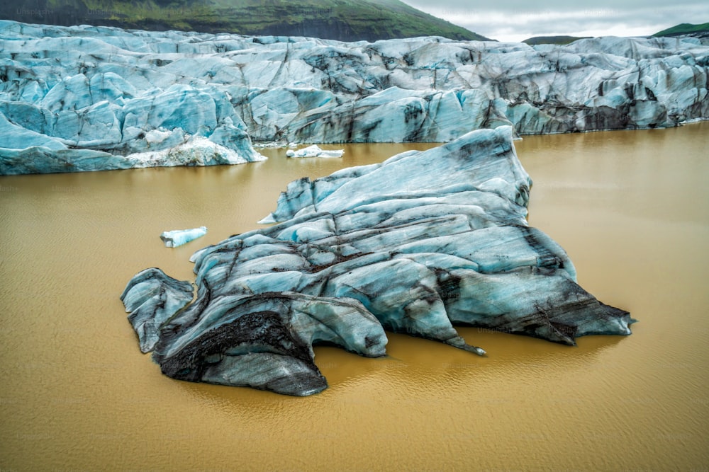 Hermoso paisaje del glaciar Svinafellsjökull en el Parque Nacional de Vatnajökull en Islandia.