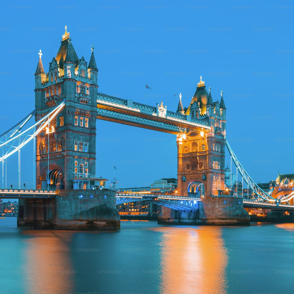 夕方、ロンドン、イギリスで有名なタワー ブリッジ