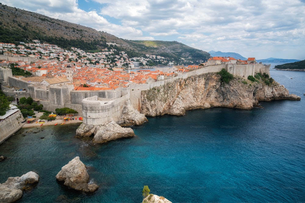 Muralha histórica da Cidade Velha de Dubrovnik, na Dalmácia, Croácia, o proeminente destino de viagem da Croácia. A cidade velha de Dubrovnik foi listada como Patrimônio Mundial da UNESCO em 1979.