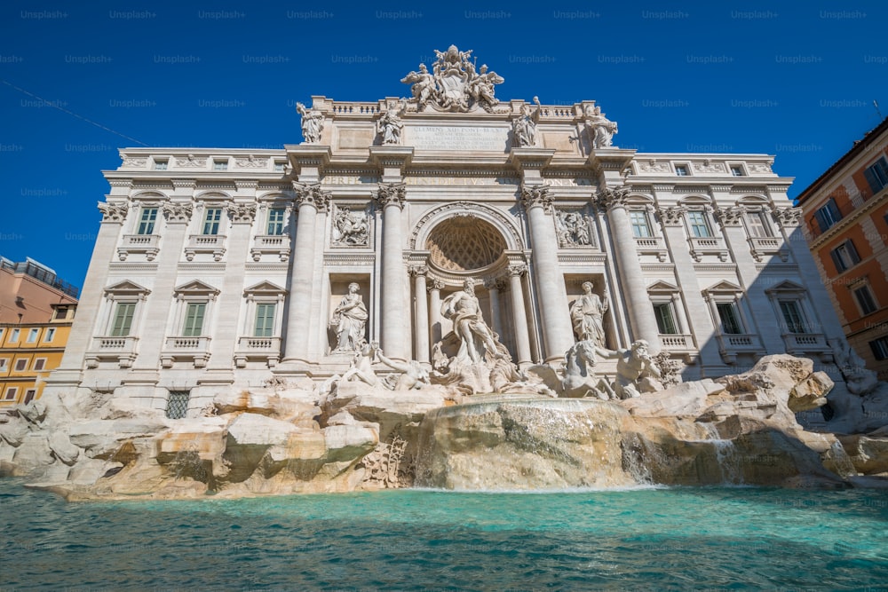 Der Trevi-Brunnen ist ein Brunnen im Stadtteil Trevi in Rom, Italien. Es ist der größte Barockbrunnen in Rom und einer der berühmtesten Brunnen, der Touristen nach Rom, Italien, zieht.