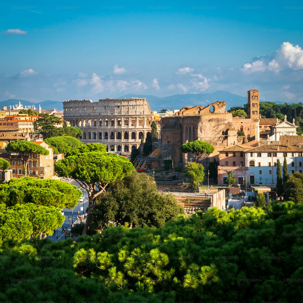 Roma, horizonte de la ciudad de Italia con puntos de referencia de la Antigua Roma; Coliseo y Foro Romano, el famoso destino turístico de Italia.