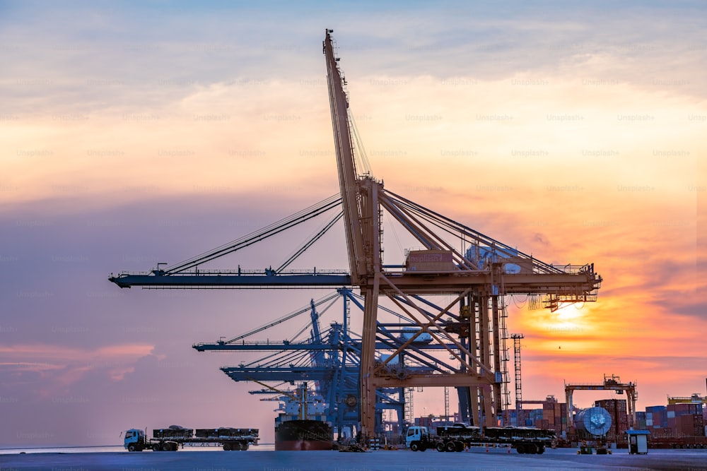 Container, dock crane, costruzione, spedizione, terminale nel porto del porto, import, export, commerciale, commercio, affari, logistica e trasporto internazionale.