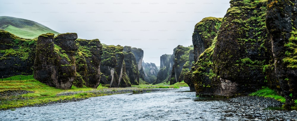 Paysage unique de Fjadrargljufur en Islande. Destination touristique de premier plan. Le canyon de Fjadrargljufur est un canyon massif d’environ 100 mètres de profondeur et d’environ 2 kilomètres de long, situé dans le sud-est de l’Islande.