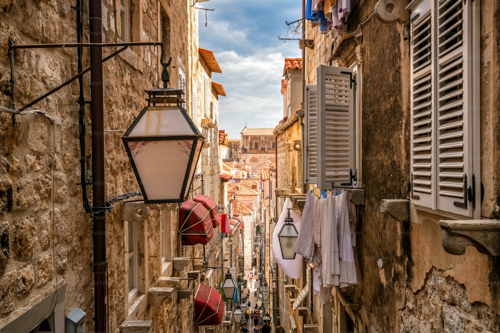 Famoso beco estreito da cidade velha de Dubrovnik, na Croácia - Destino de viagem proeminente da Croácia. A cidade velha de Dubrovnik foi listada como Patrimônio Mundial da UNESCO em 1979.