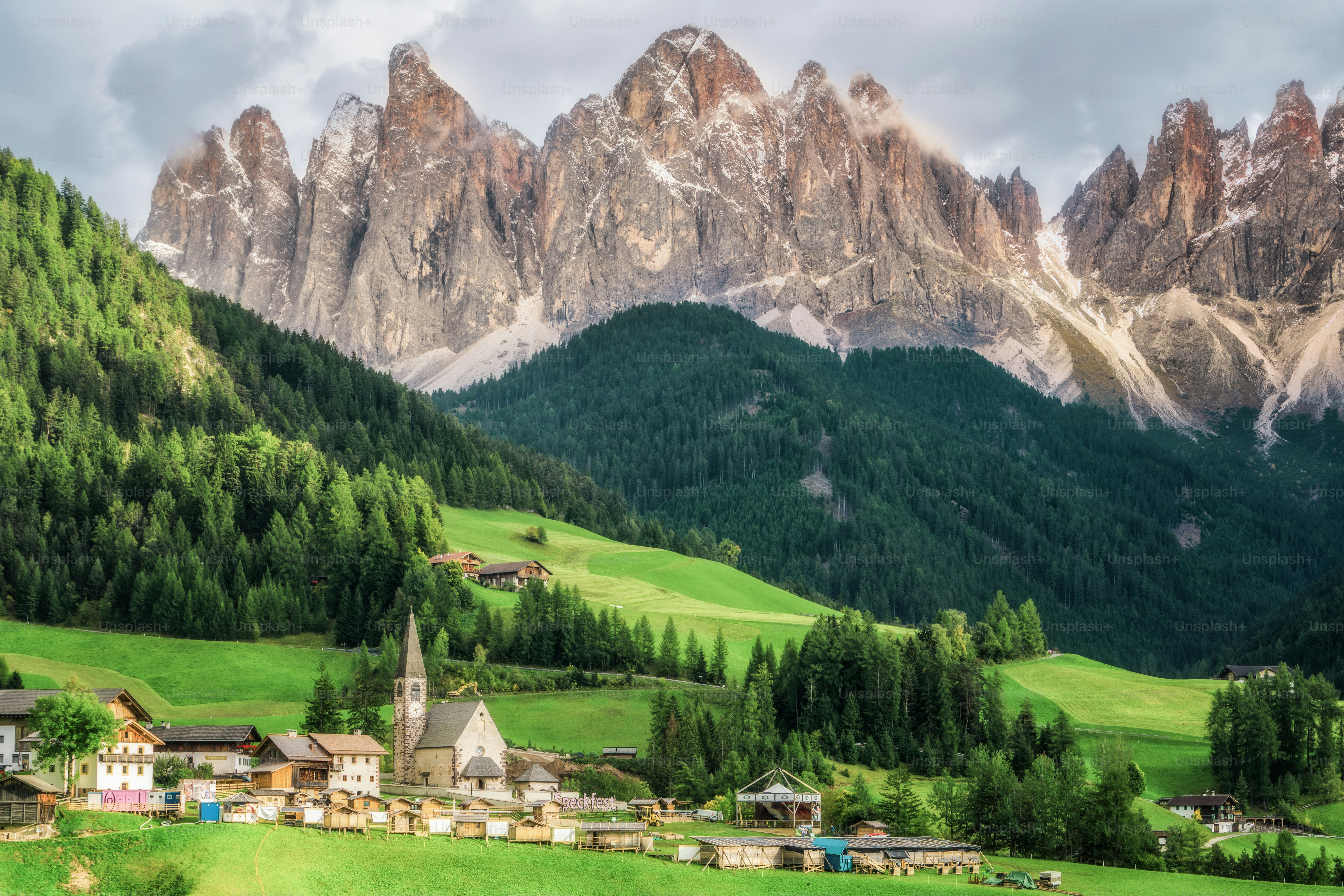 Dolomiten Italien Landschaft bei Santa Maddalena oder St. Magdalena Dorf mit Geisler oder Geisler Dolomitengruppe. Die wunderschöne Berglandschaft lockt Touristen zu Reisen in die Dolomiten in Norditalien.