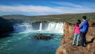 La Godafoss (en islandais : cascade des dieux) est une célèbre chute d’eau en Islande. Le paysage à couper le souffle de la cascade de Godafoss attire les touristes à visiter la région nord-est de l’Islande.