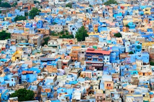 Luftaufnahme von Jodhpur, auch bekannt als Blue City wegen der lebhaften blau gestrichenen Brahmanenhäuser rund um das Mehrangarh Fort. Jodphur, Rajasthan, Indien