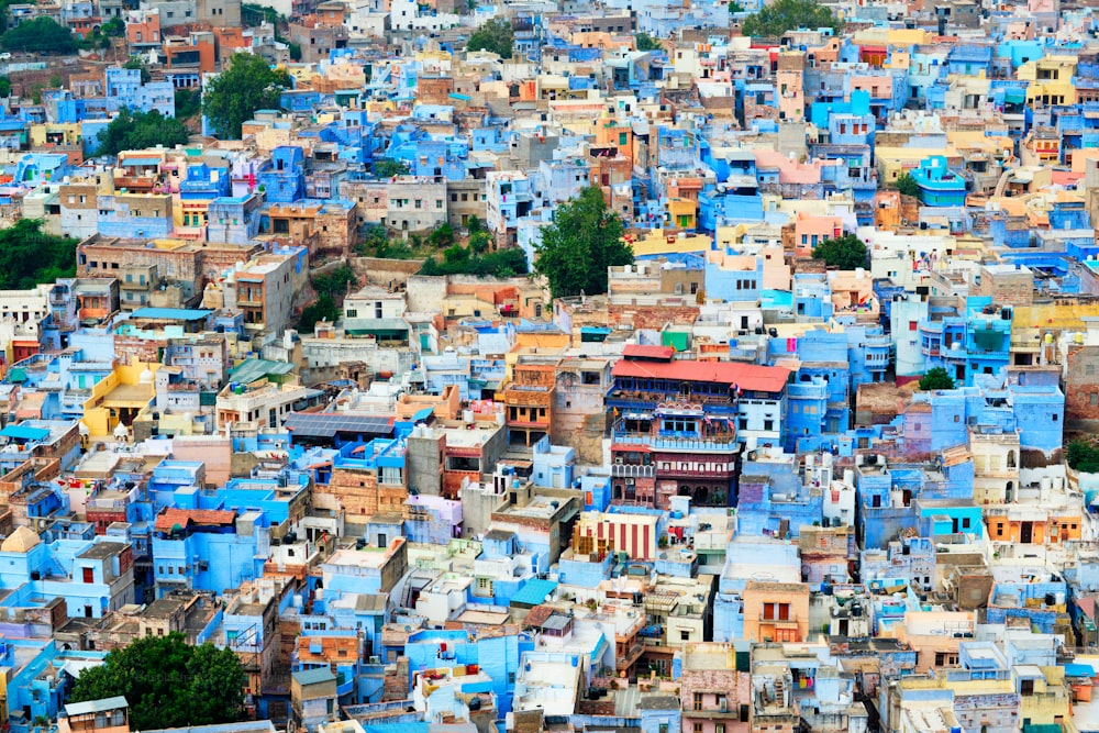 Vista aérea de Jodhpur, também conhecida como Cidade Azul devido às vívidas casas brâmanes pintadas de azul ao redor do Forte Mehrangarh. Jodphur, Rajastão, Índia