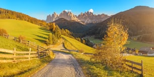 Villnösser Landschaft im Herbst im Dorf Santa Magdalena mit Geislergebirge im Hintergrund. Reisen in italienischen Dolomiten Konzept