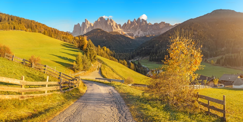 Paysage de la vallée de Funes en automne dans le village de Santa Magdalena avec la chaîne de montagnes Odle en arrière-plan. Concept de voyage dans les Dolomites italiennes