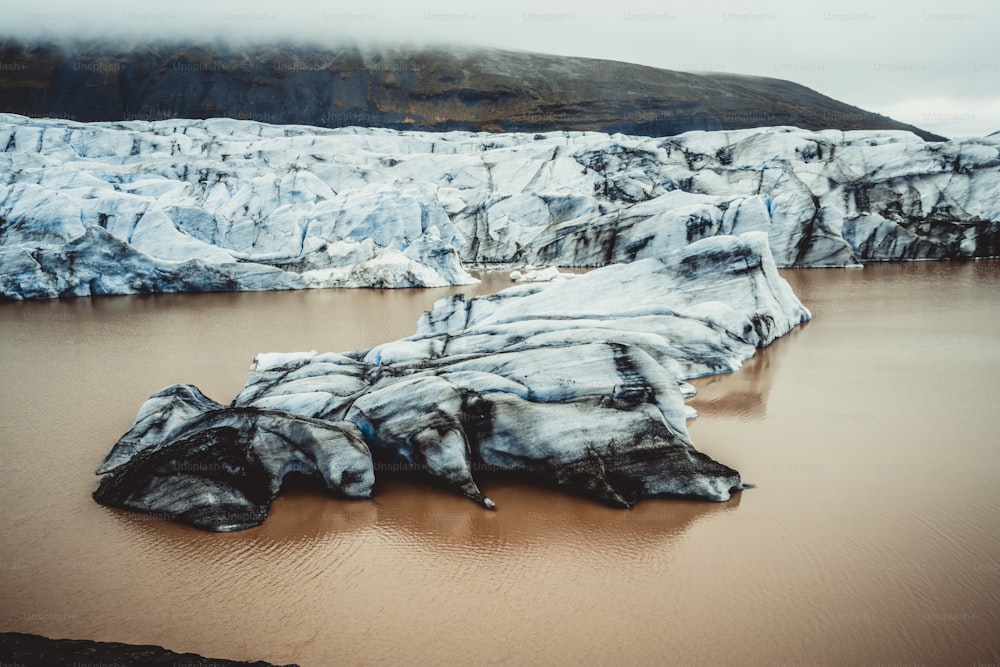 Bela paisagem da paisagem do Glaciar Svinafellsjokull no Parque Nacional de Vatnajokull, na Islândia.