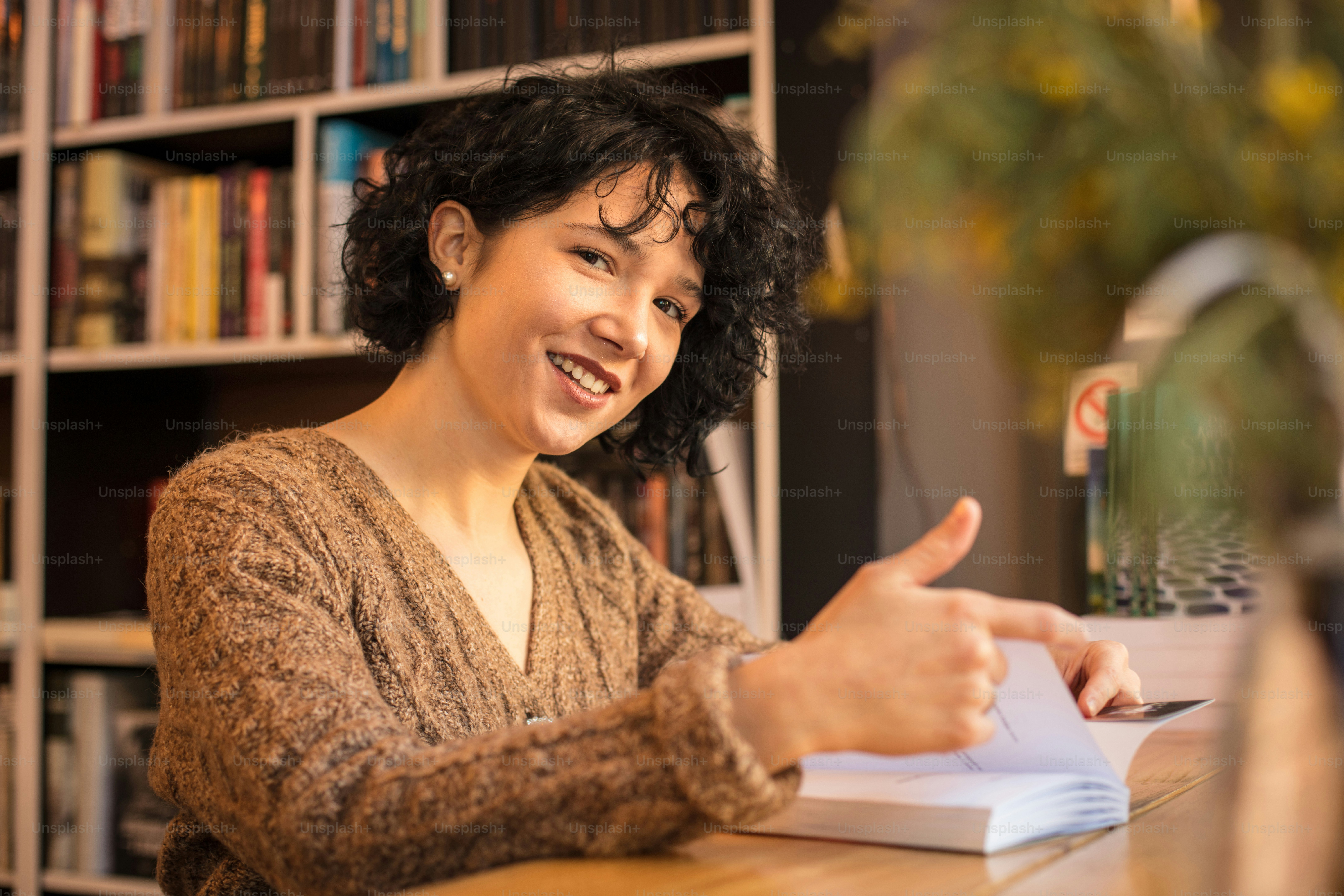 Mujer en el libro de lectura de la biblioteca.