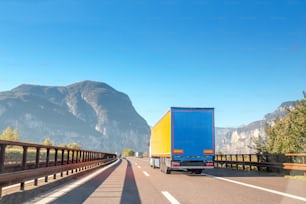 山岳高速道路を走る大型貨物トラック