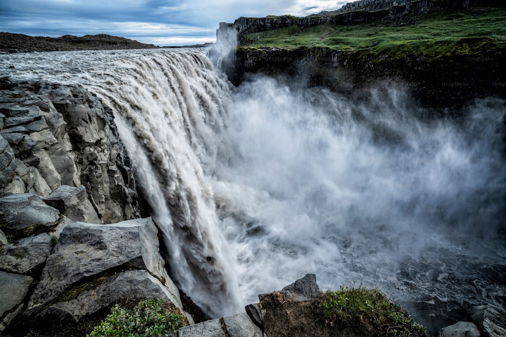 아이슬란드 북동부 지역의 데티포스 폭포에서 펼쳐지는 놀라운 아이슬란드 풍경. Dettifoss는 유럽에서 가장 강력한 폭포로 알려진 바트나요쿨 국립공원에 있는 폭포입니다.