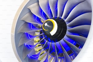 飛行機のターボジェットエンジン、内側から青い光でクローズアップ