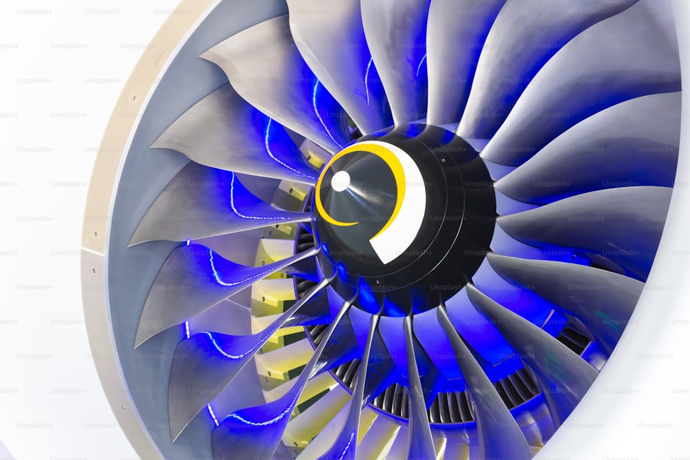Turboréacteur de l’avion, gros plan dans la lumière bleue de l’intérieur