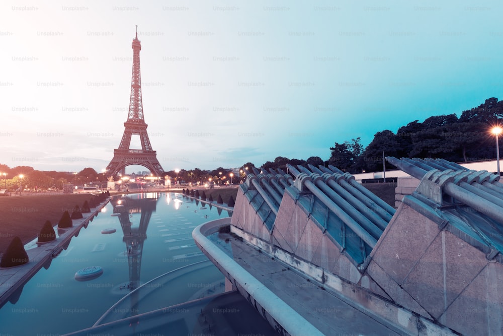 Le symbole de Paris et de toute la France est l’élégante et unique tour Eiffel. Photo prise dans le quartier de la place du Trocadéro pendant l’heure bleue avant l’aube