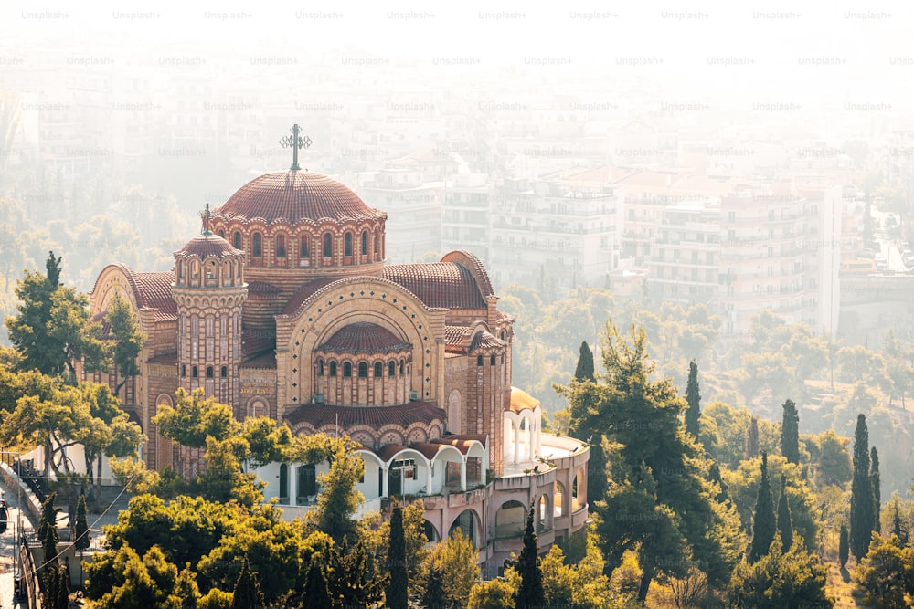 Vista de la iglesia griega de Saint Pavlos volando en la neblina de la mañana. Atracciones religiosas y turísticas de Tesalónica