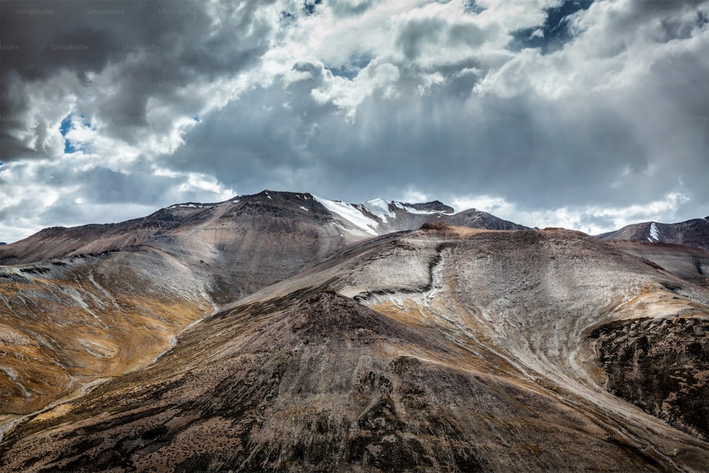 Vista dell'Himalaya vicino a Tanglang la Pass - passo di montagna in Ladakh lungo l'autostrada Leh-Manali
