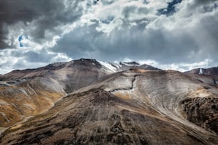 Vista del Himalaya cerca de Tanglang la Pass - paso de montaña en Ladakh a lo largo de la carretera Leh-Manali