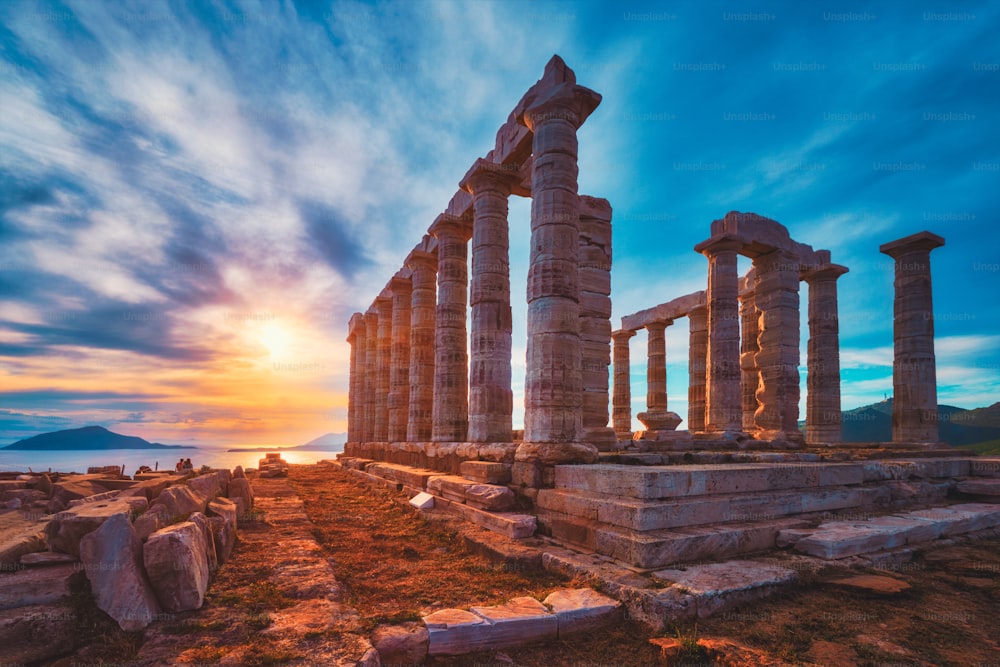 Griechenland Kap Sounio. Ruinen eines antiken Tempels von Poseidon, griechischer Gott des Meeres, bei Sonnenuntergang. Aufnahme von Tempelruinen bei Sonnenuntergang. Touristische Sehenswürdigkeit von Attika, Sounion, Griechenland