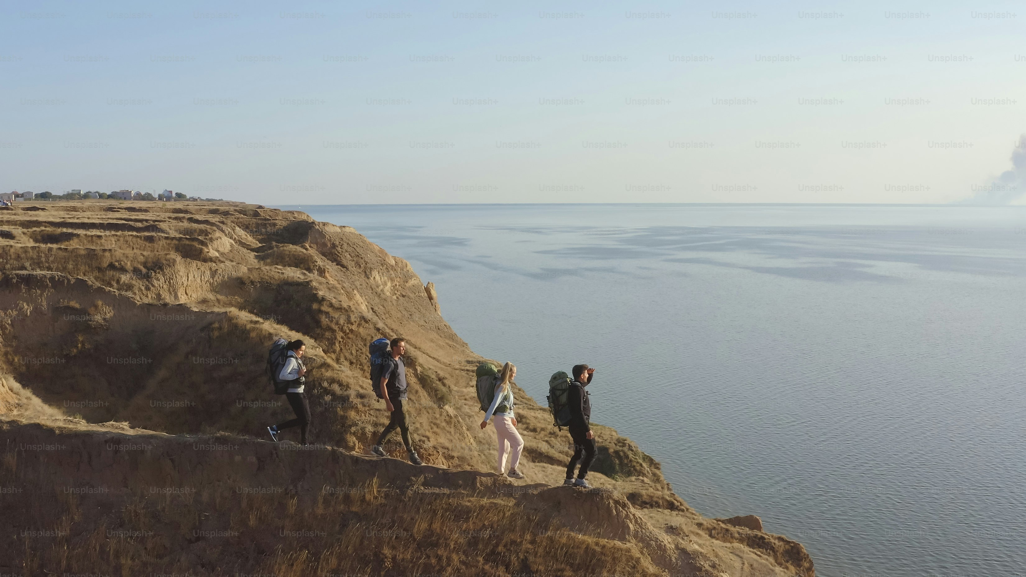 I quattro viaggiatori che camminano sulla costa rocciosa