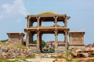 Antica rovina della civiltà dell'Impero Vijayanagara di Hampi, ora famosa attrazione turistica. Sule Bazaar, Hampi, Karnataka, India