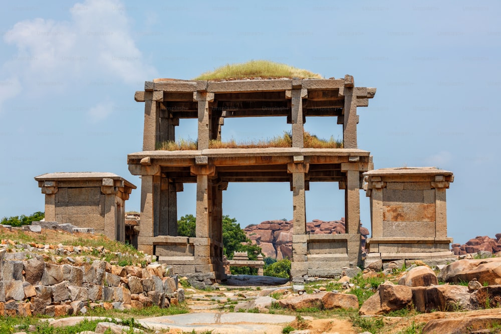 Antica rovina della civiltà dell'Impero Vijayanagara di Hampi, ora famosa attrazione turistica. Sule Bazaar, Hampi, Karnataka, India