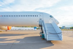 Gangway ladder for disembarking and boarding passengers on board the aircraft