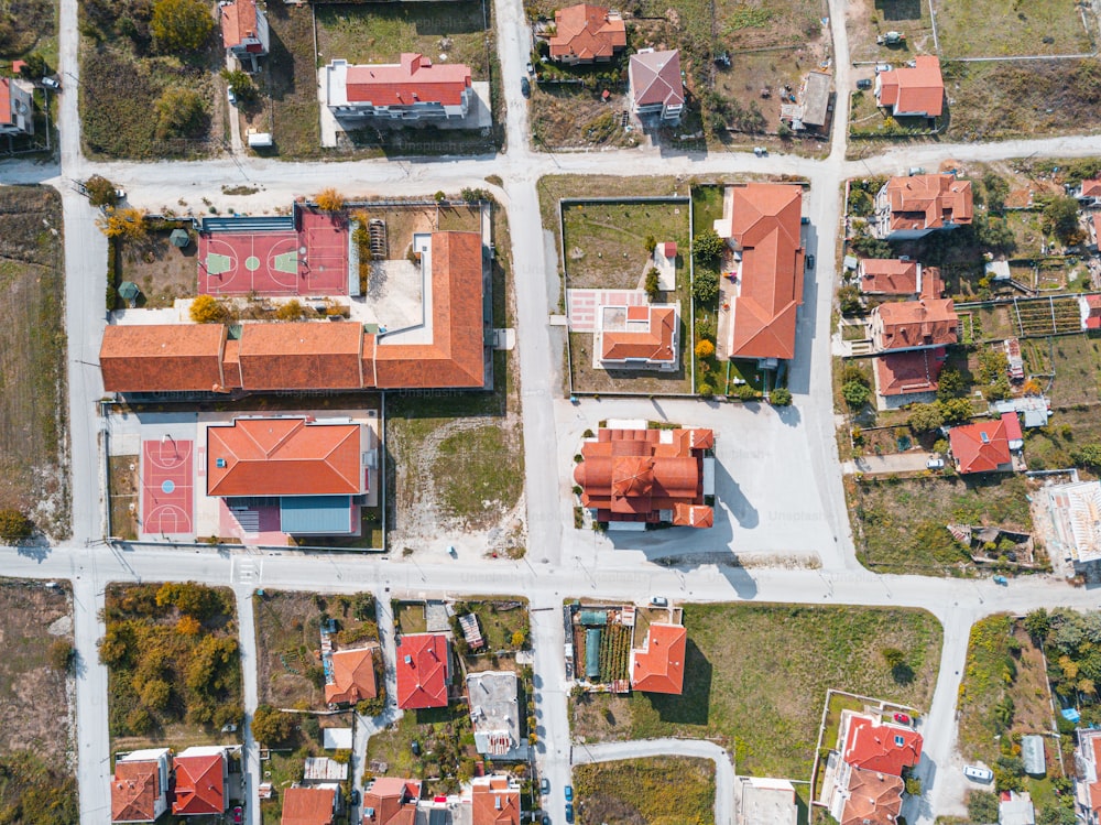 Vue aérienne par drone au-dessus des toits rouges traditionnels d’une ville ou d’un village de villégiature. Le concept de l’immobilier et du voyage en Europe
