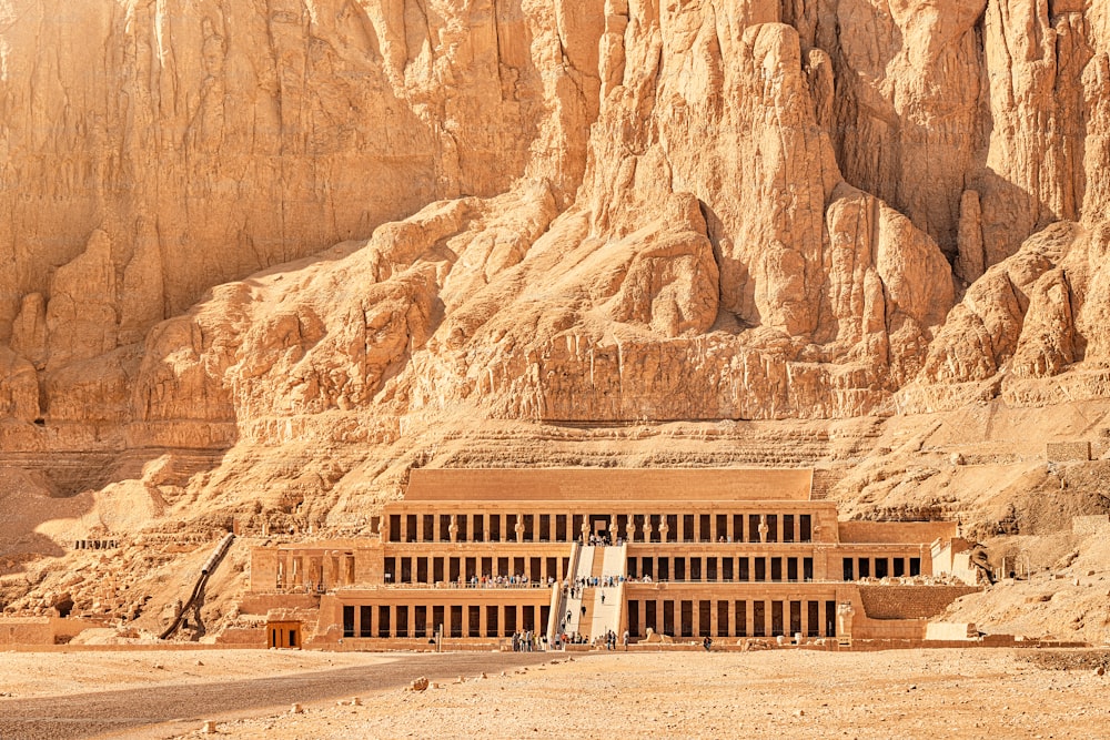 Le temple d’Hatchepsout est l’une des principales et célèbres attractions archéologiques et touristiques de la vallée du Nil, près de la ville de Louxor en Égypte